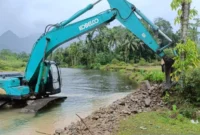Satu ekskavator mengeruk sungai Batang Lumpo untuk melakukan normalisasi di sungai tersebut pada Selasa (18/2). (ANTARA/HO-Pemerintah Nagari Lumpo)