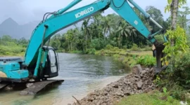 Satu ekskavator mengeruk sungai Batang Lumpo untuk melakukan normalisasi di sungai tersebut pada Selasa (18/2). (ANTARA/HO-Pemerintah Nagari Lumpo)