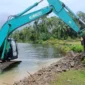 Satu ekskavator mengeruk sungai Batang Lumpo untuk melakukan normalisasi di sungai tersebut pada Selasa (18/2). (ANTARA/HO-Pemerintah Nagari Lumpo)