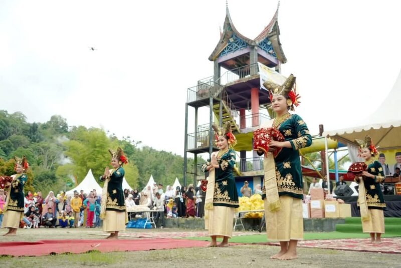 Pemkab Solsel menggelar event tahunan Sarantau Sasurambi Balimau Season IV di Hot Water Boom, Sabtu (22/2/2025). (Foto: Pemkab Solsel)