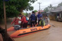 Wakil Bupati Pesisir Selatan Risnaldi Ibrahim, meninjau langsung lokasi Banjir di sejumlah titik di Pesisir Selatan, Kamis (27/11).