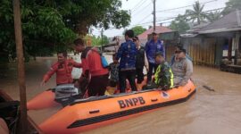 Wakil Bupati Pesisir Selatan Risnaldi Ibrahim, meninjau langsung lokasi Banjir di sejumlah titik di Pesisir Selatan, Kamis (27/11).
