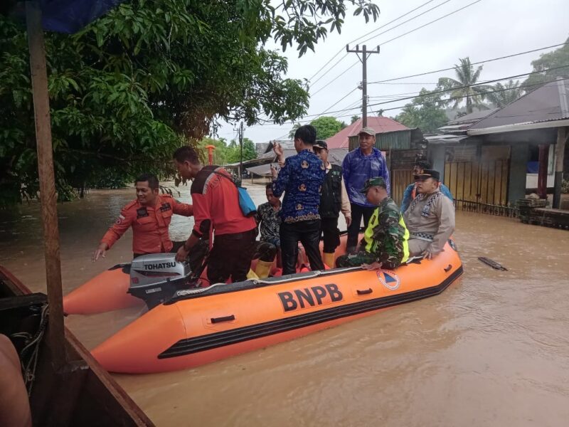 Wakil Bupati Pesisir Selatan Risnaldi Ibrahim, meninjau langsung lokasi Banjir di sejumlah titik di Pesisir Selatan, Kamis (27/11).
