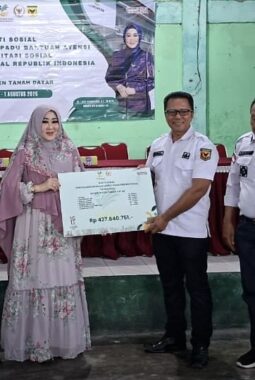 Lisda Hendrajoni Salurkan Bantuan ATENSI Kemensos Rp427,8 Juta untuk Masyarakat Tanah Datar