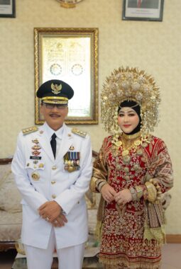 Gunakan Busana Adat Anak Daro, Lisda Hendrajoni Hadiri Upacara HUT Ke-81 RI di Painan
